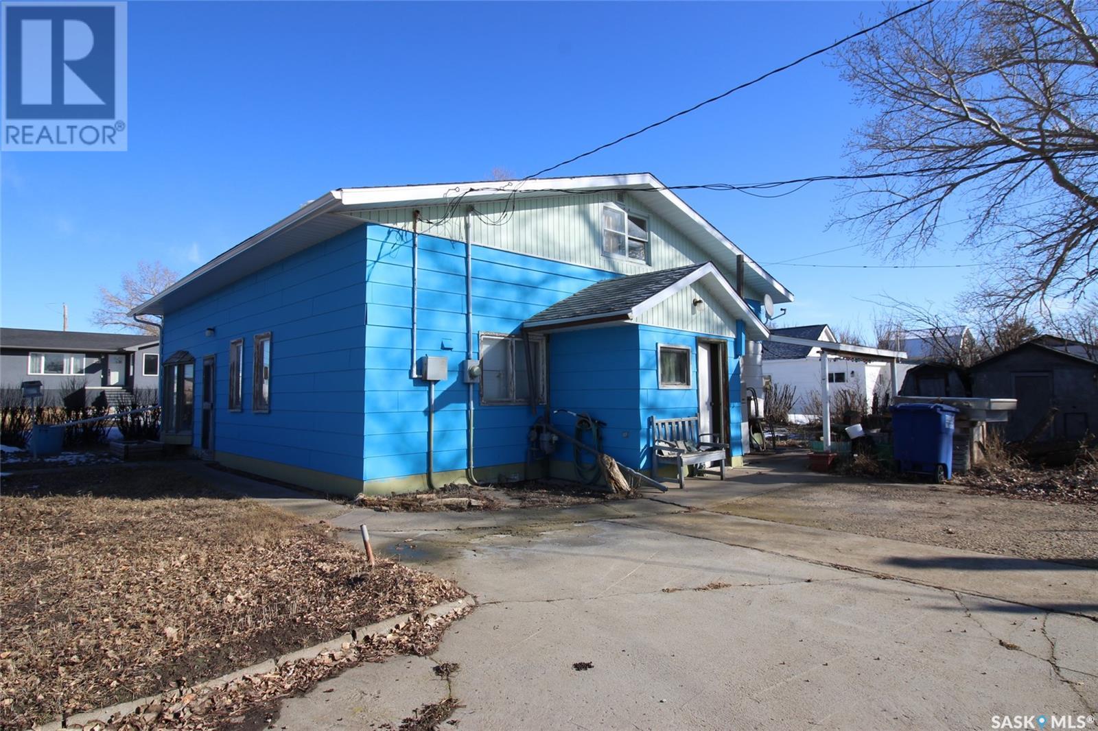 216 2nd Street E Property Photo 1