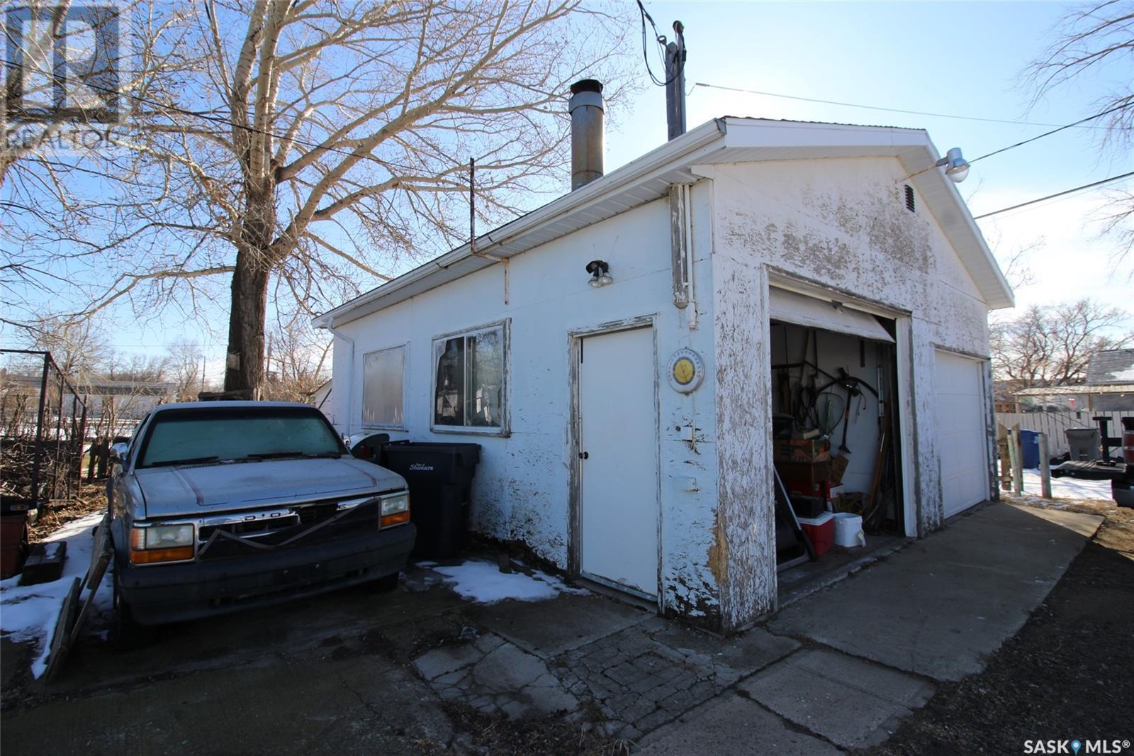 216 2nd Street E Property Photo 26