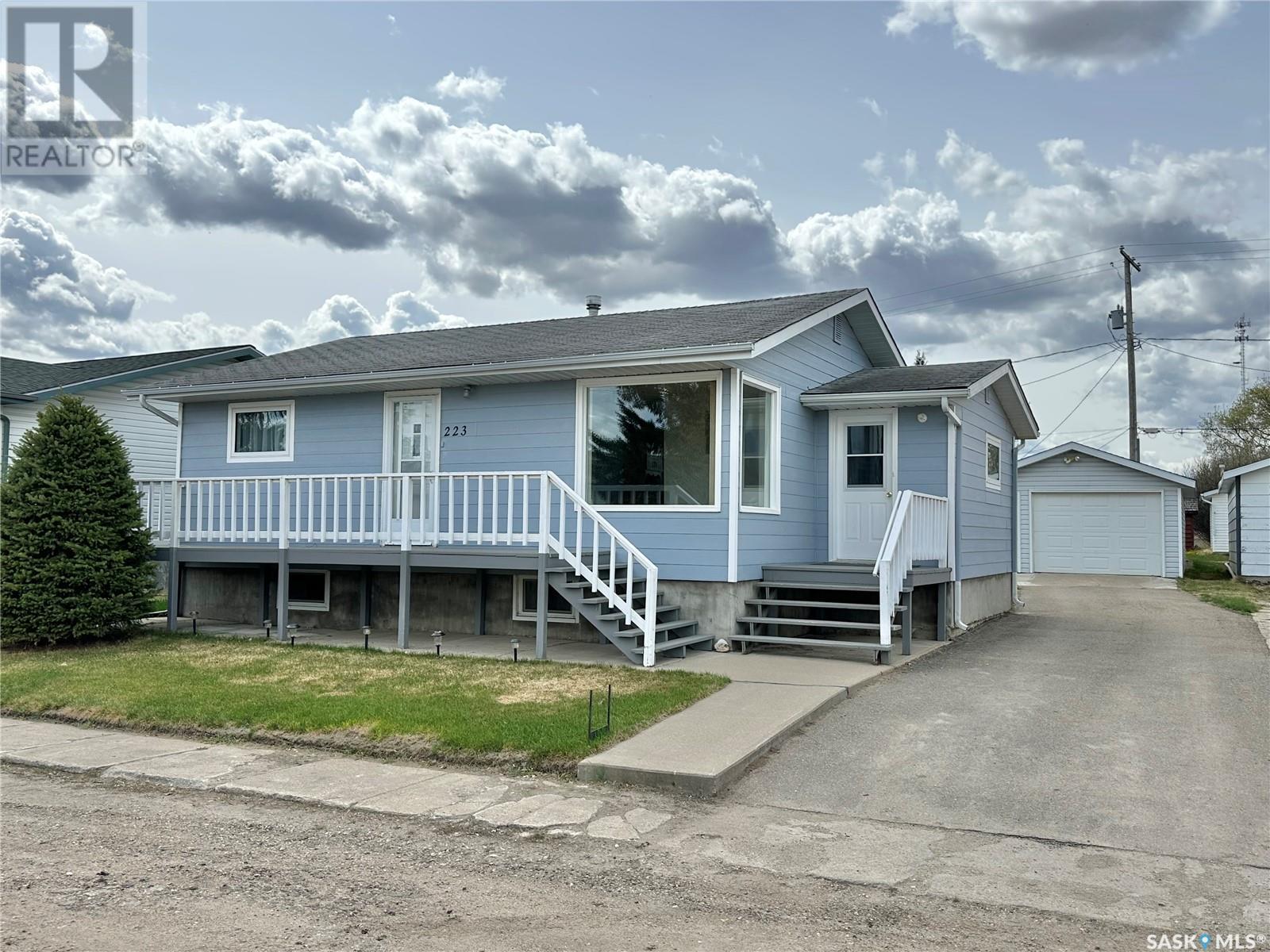 223 2nd AVENUE E Property Photo 1