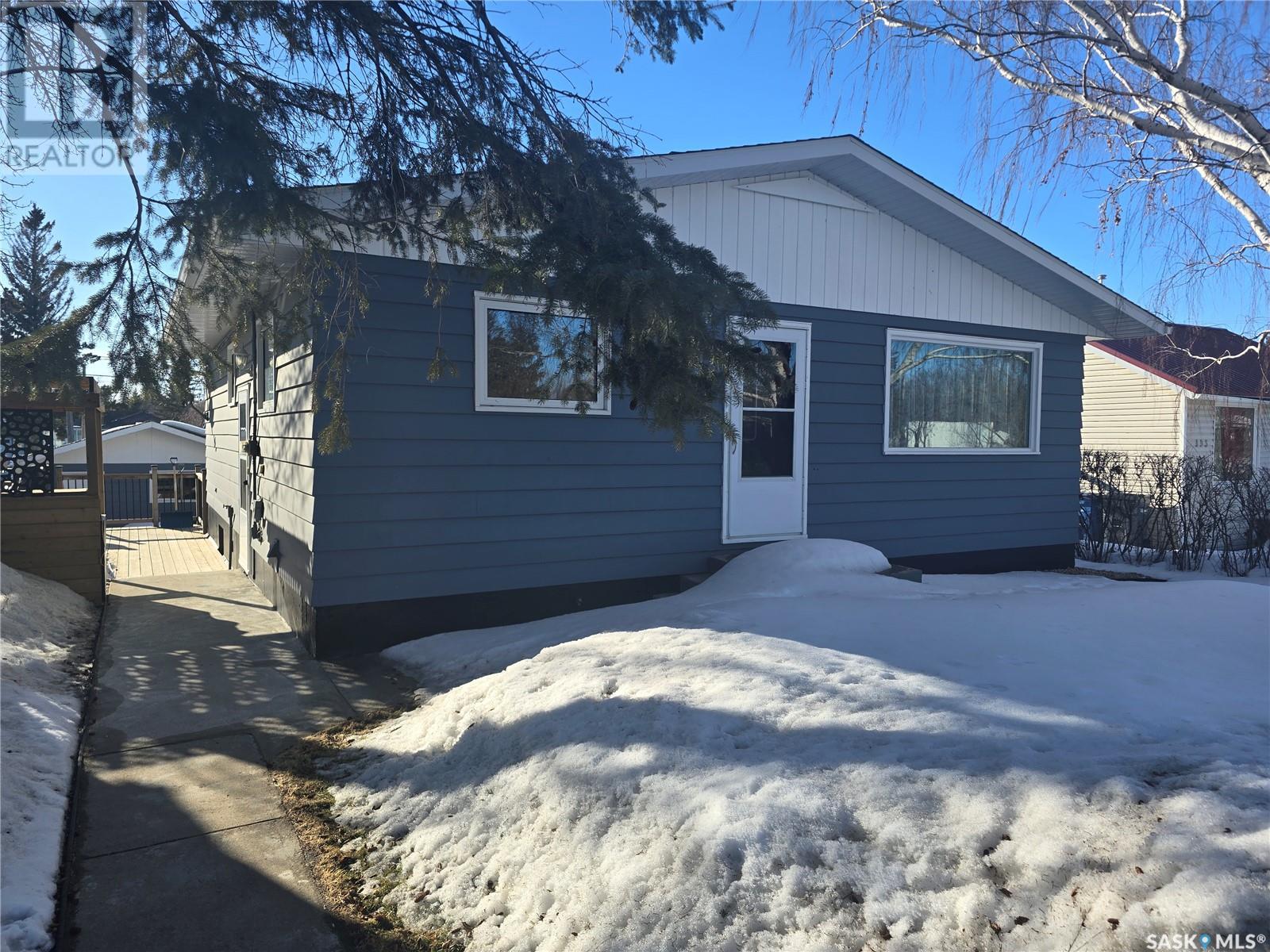 407 5th Street E Property Photo 1
