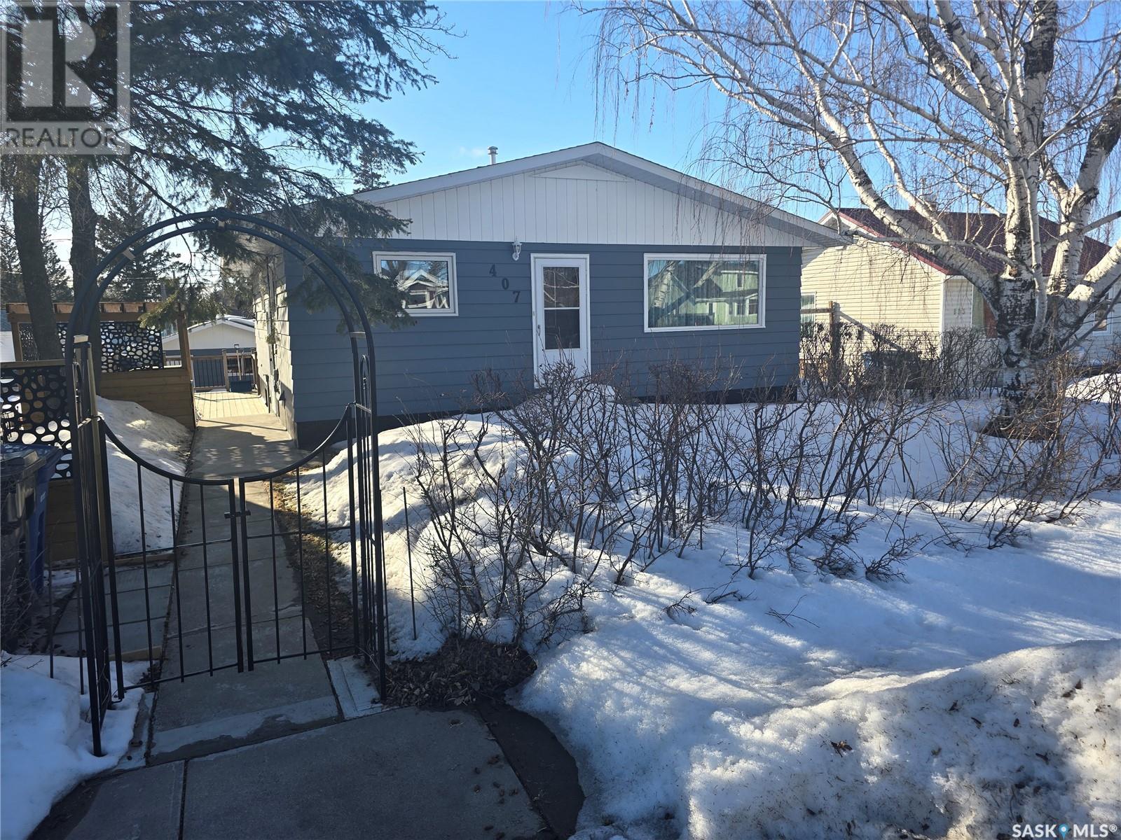 407 5th Street E Property Photo 2