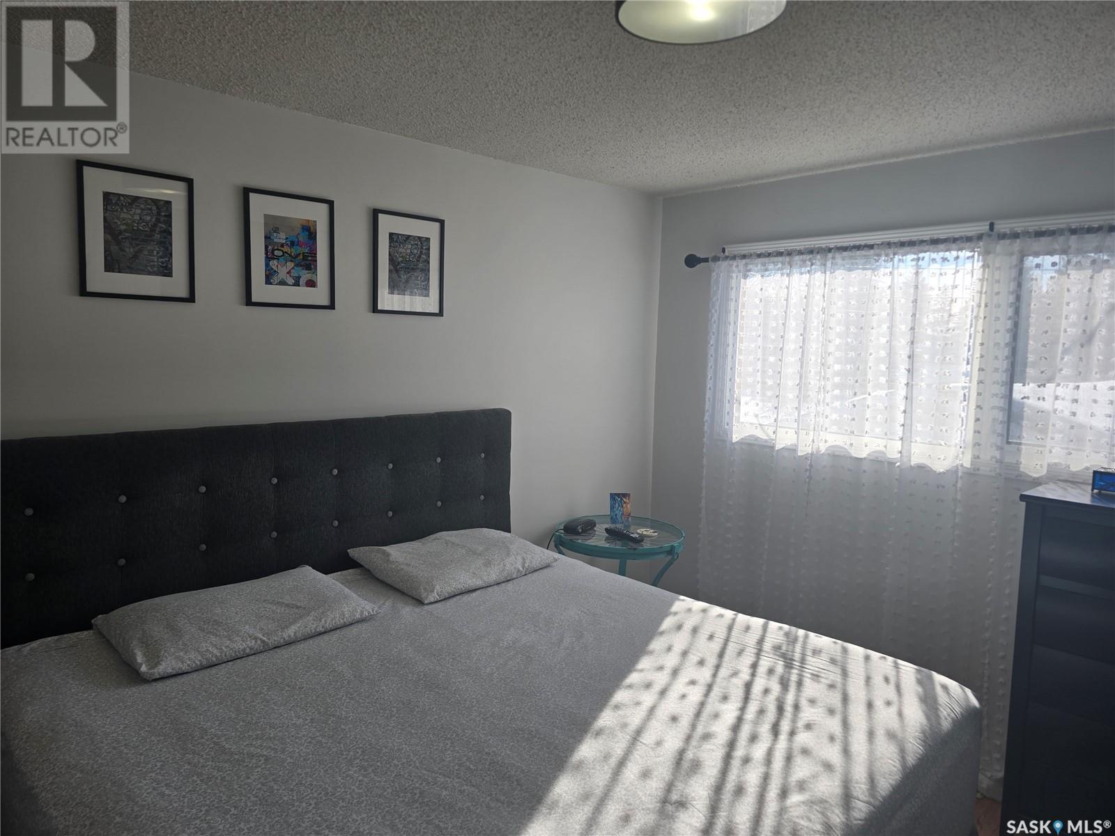 407 5th Street E Property Photo 3