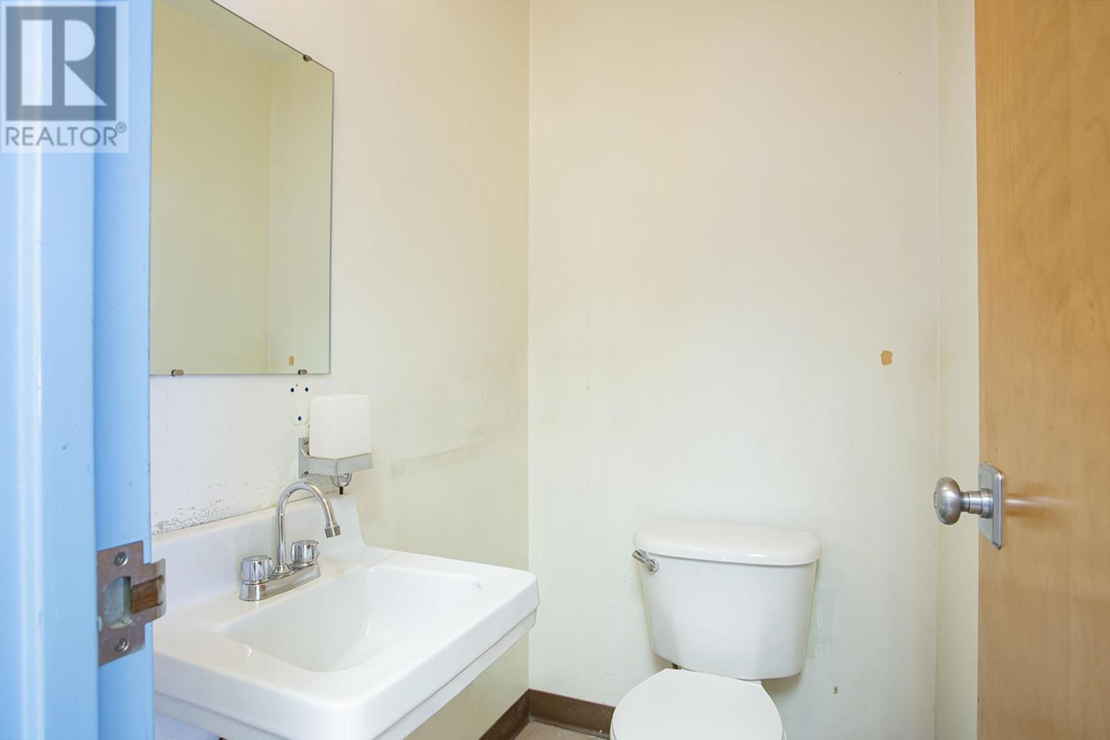 955 Queen St E # 105 Property Photo 11