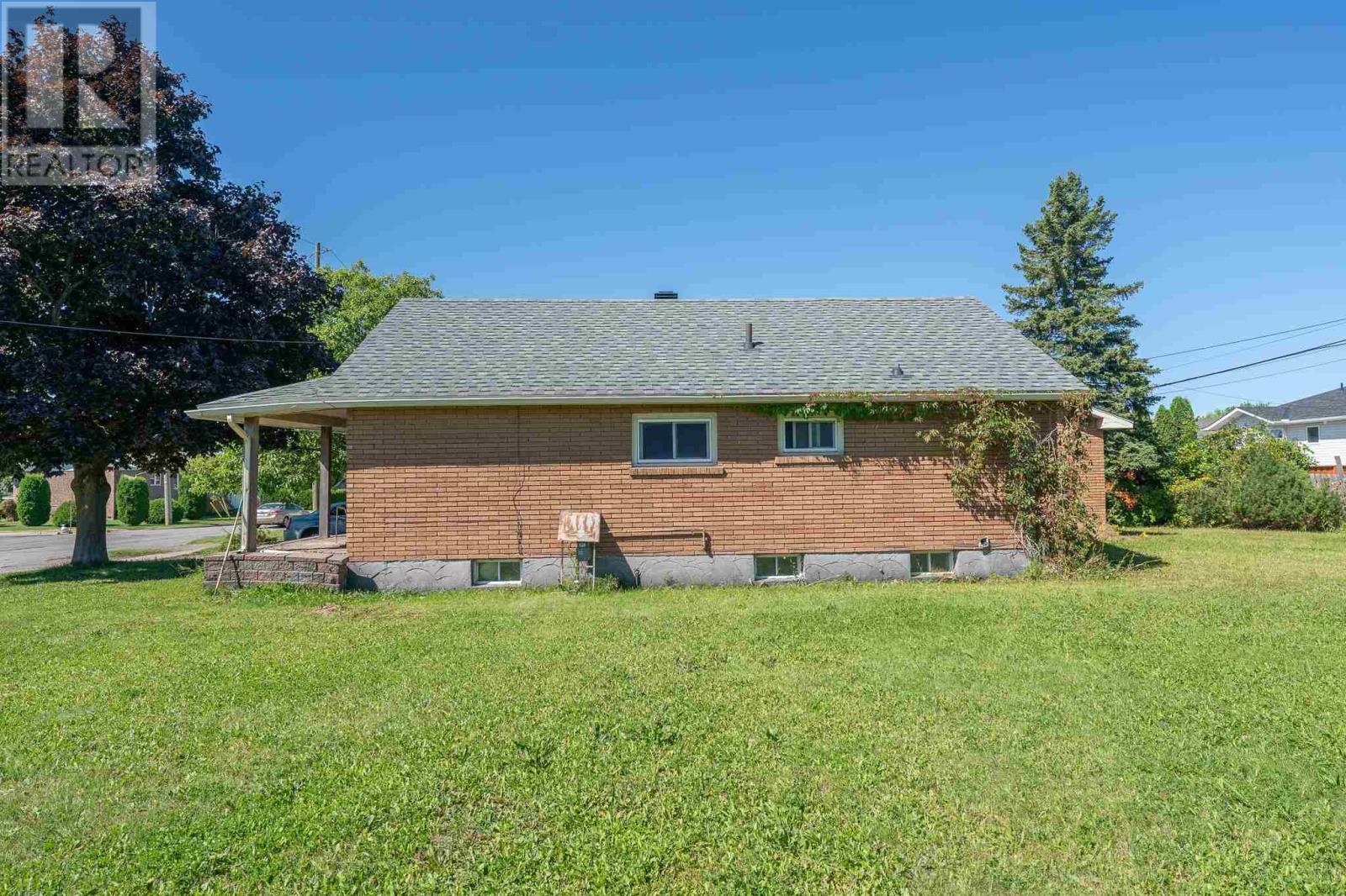 104 Wawanosh Ave Property Photo 3