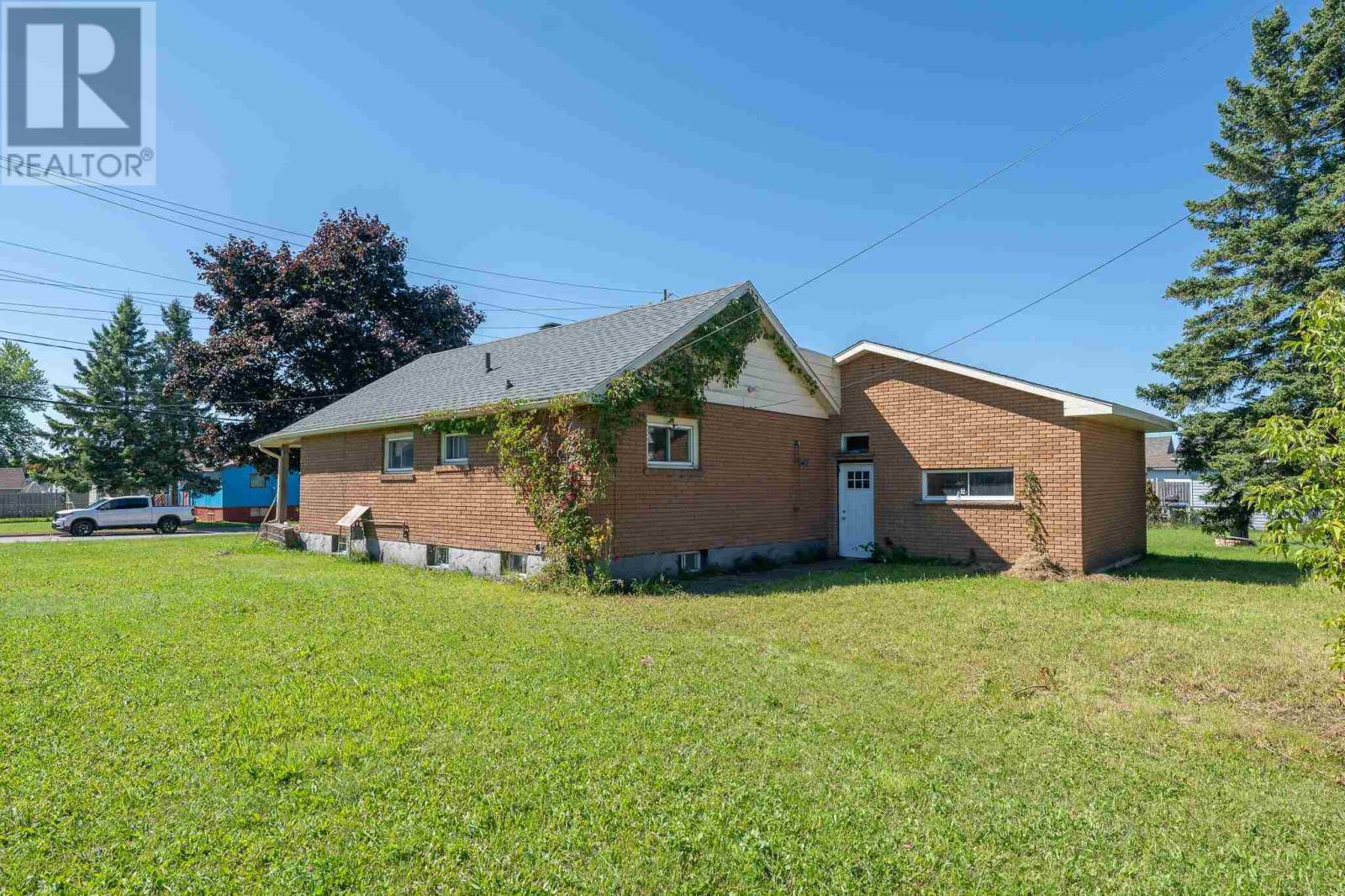 104 Wawanosh Ave Property Photo 4