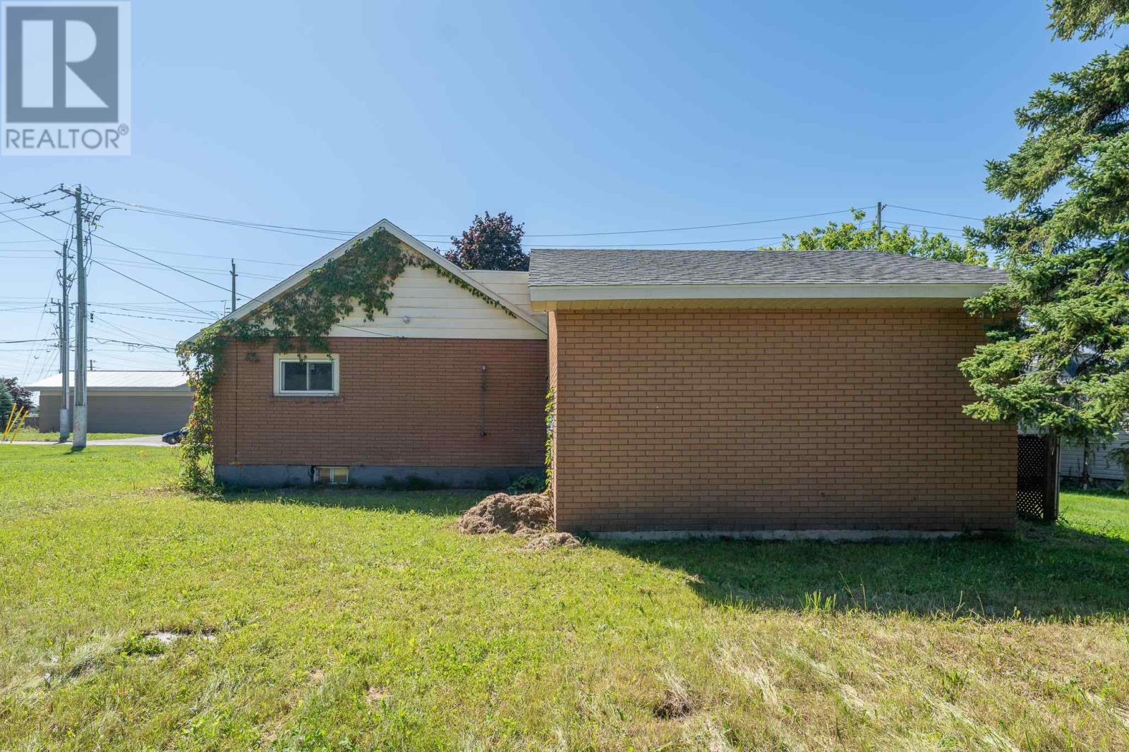 104 Wawanosh Ave Property Photo 5