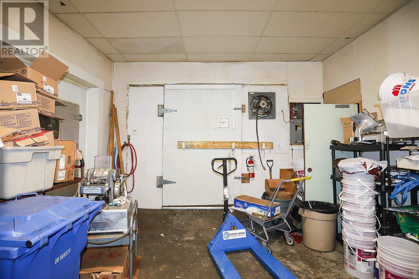 330 Wellington St W Property Photo 34