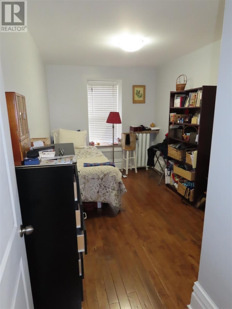 242-246 Queen St E Property Photo 2