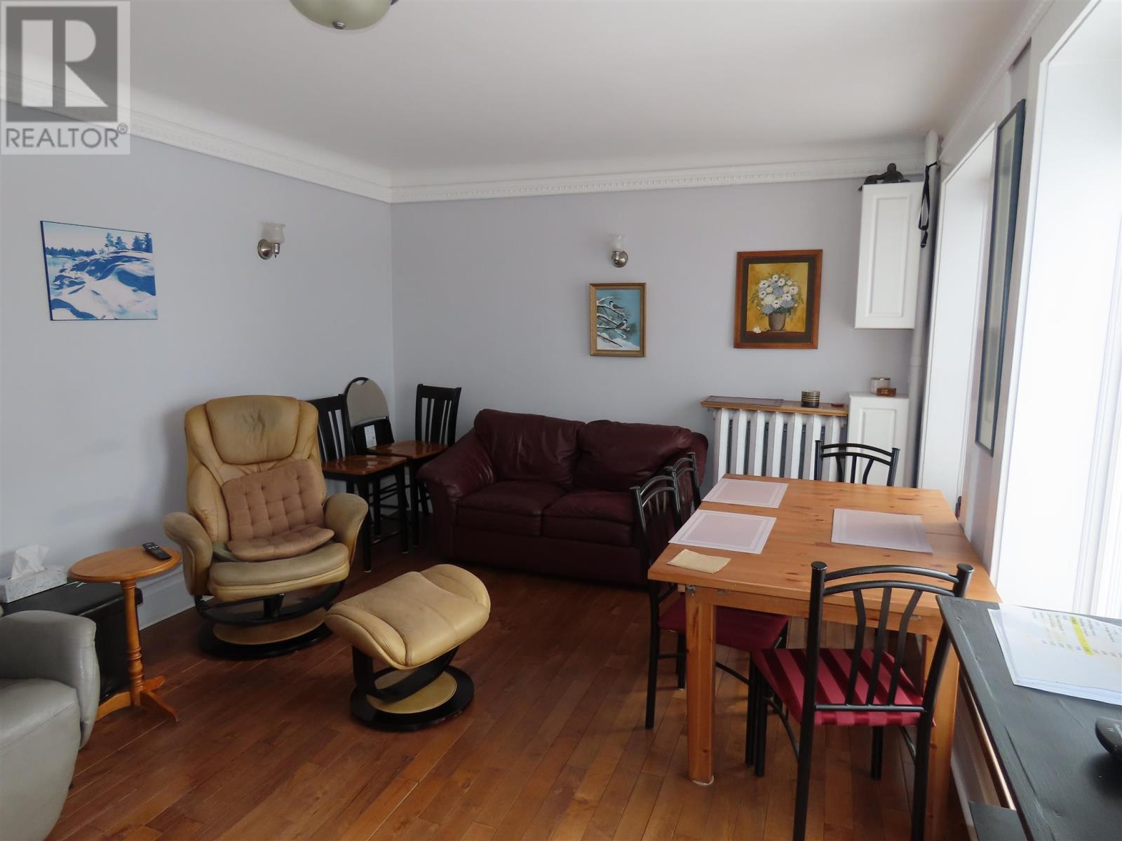 242-246 Queen St E Property Photo 4