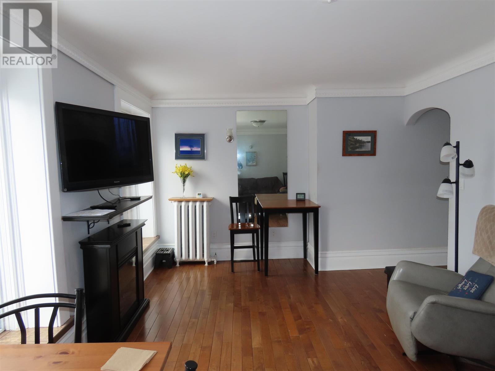 242-246 Queen St E Property Photo 5