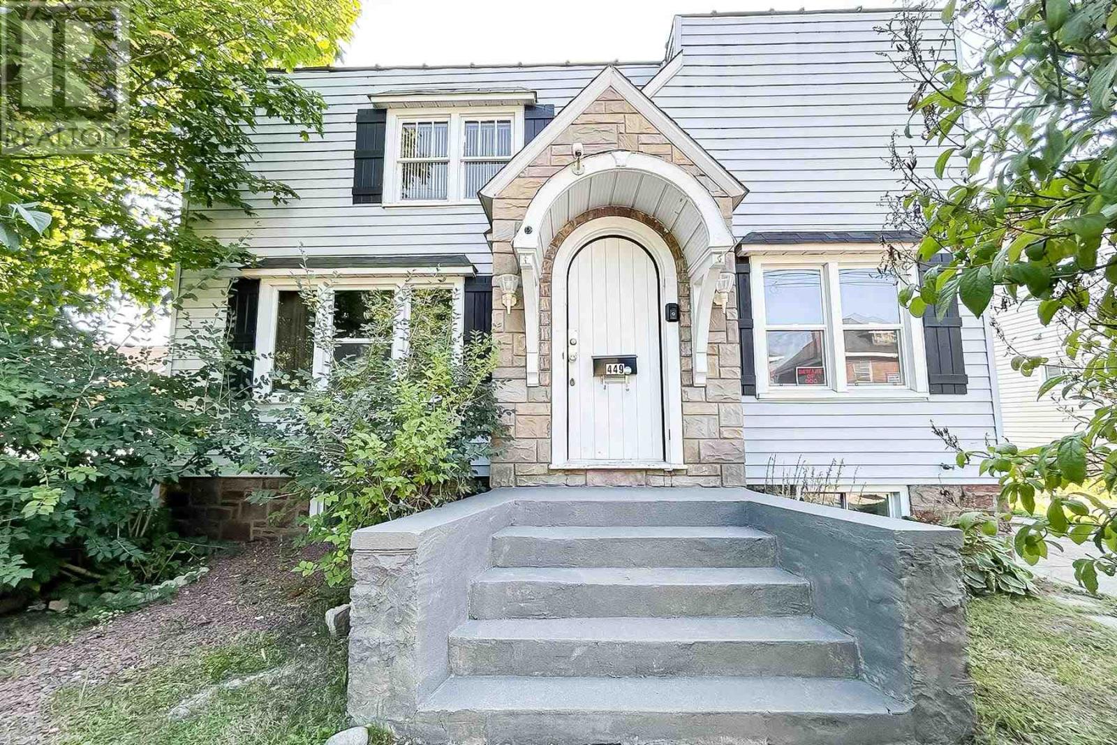 449 Wellington ST E Property Photo 1