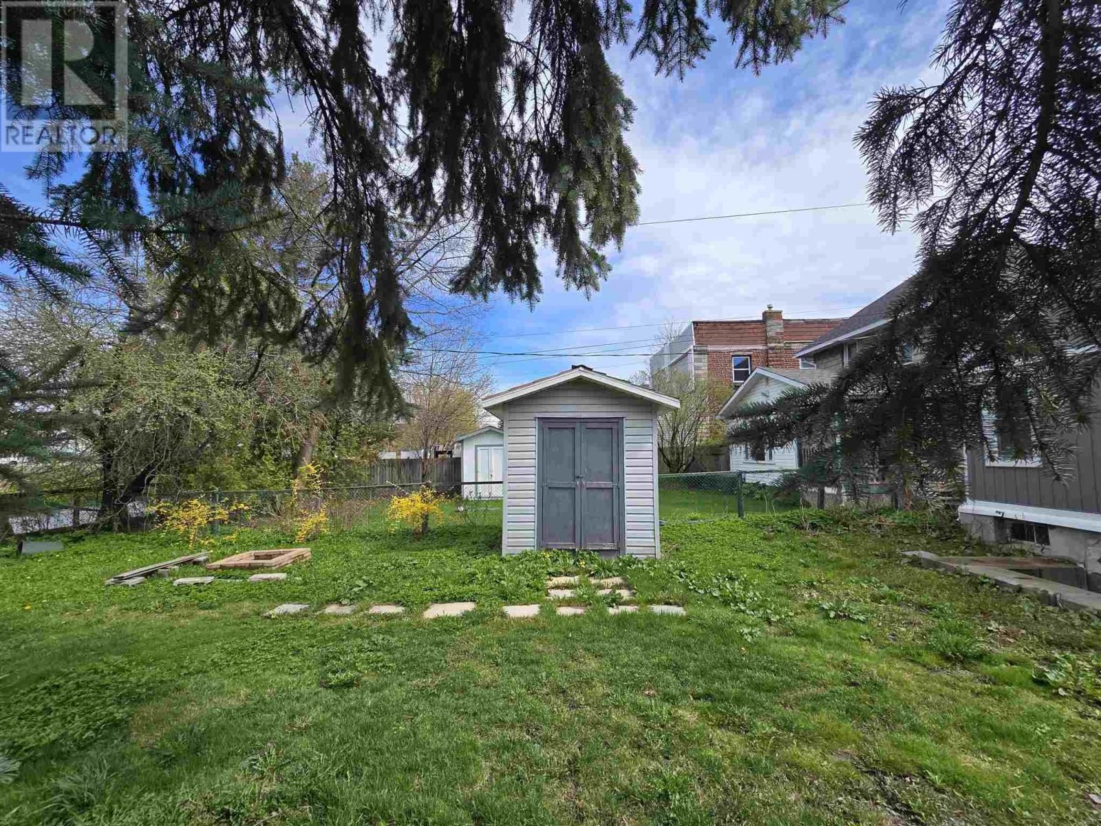 215 Brown St Property Photo 6