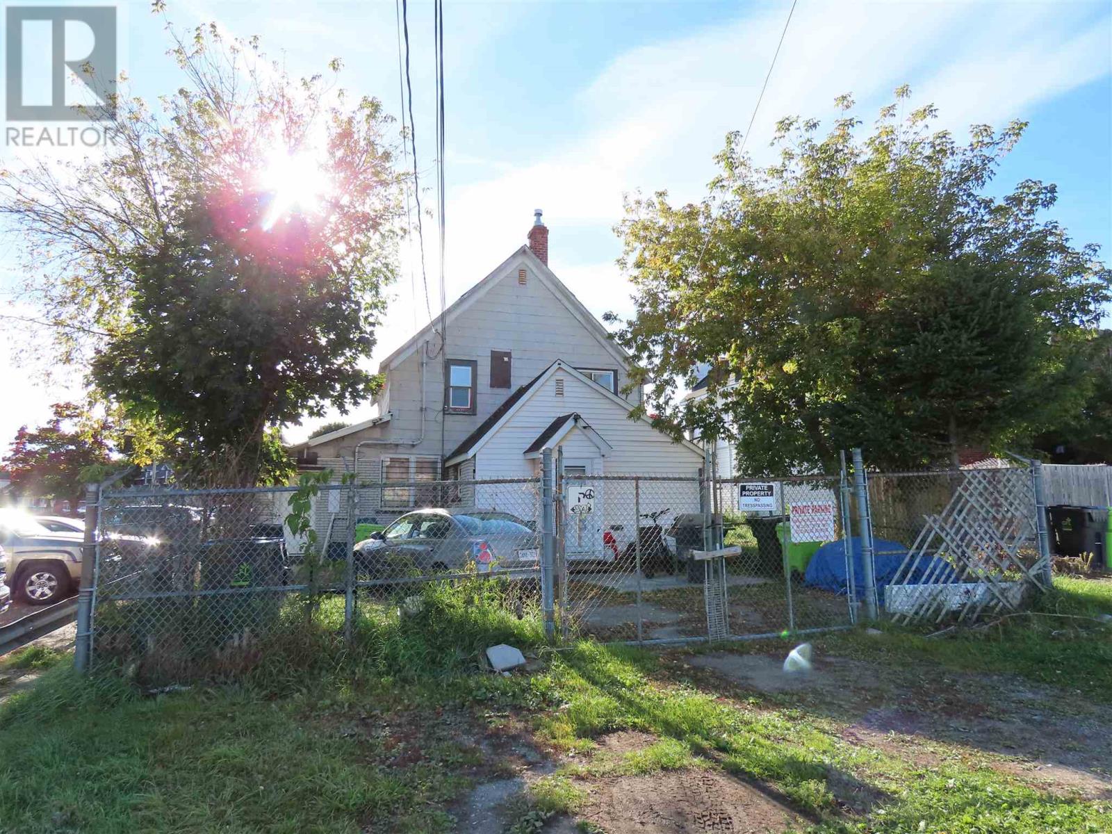282-284 Wellington St W Property Photo 4