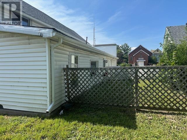 160 Bruce St Property Photo 6