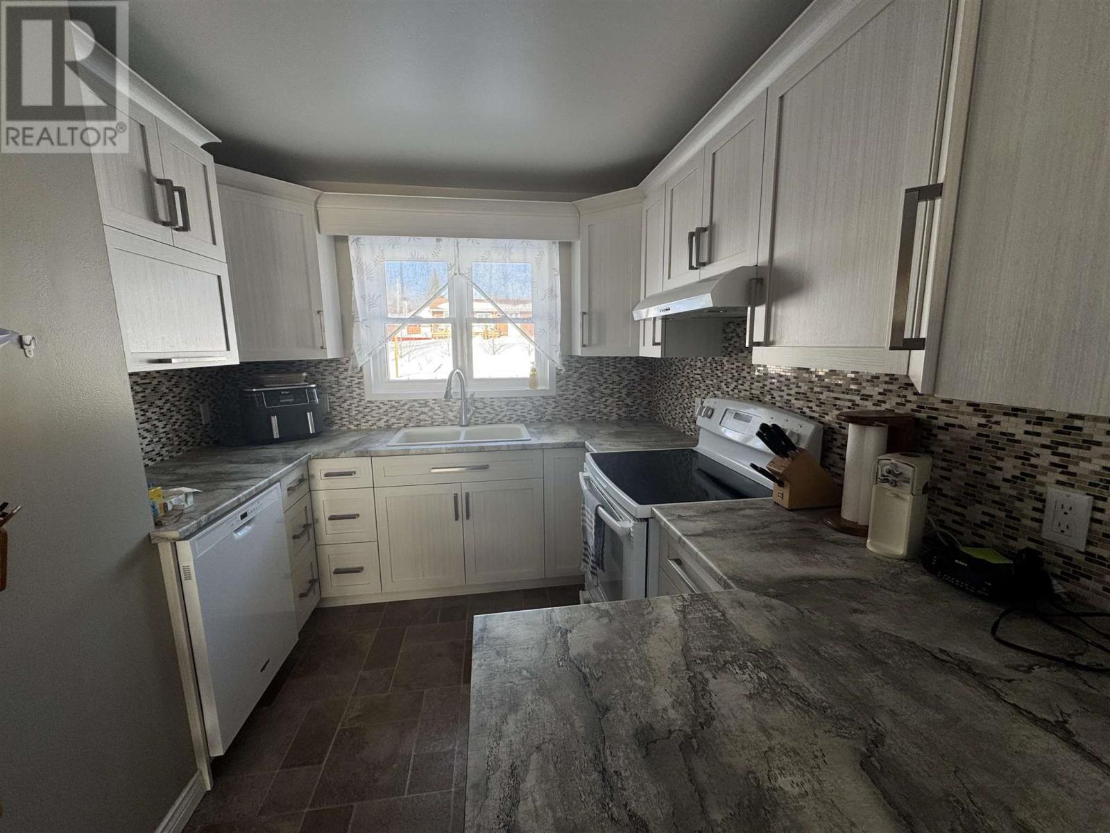82 Neesomadina Ave Property Photo 3