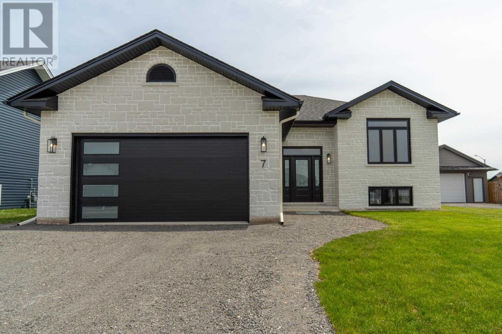 7 Noah DR Property Photo 1