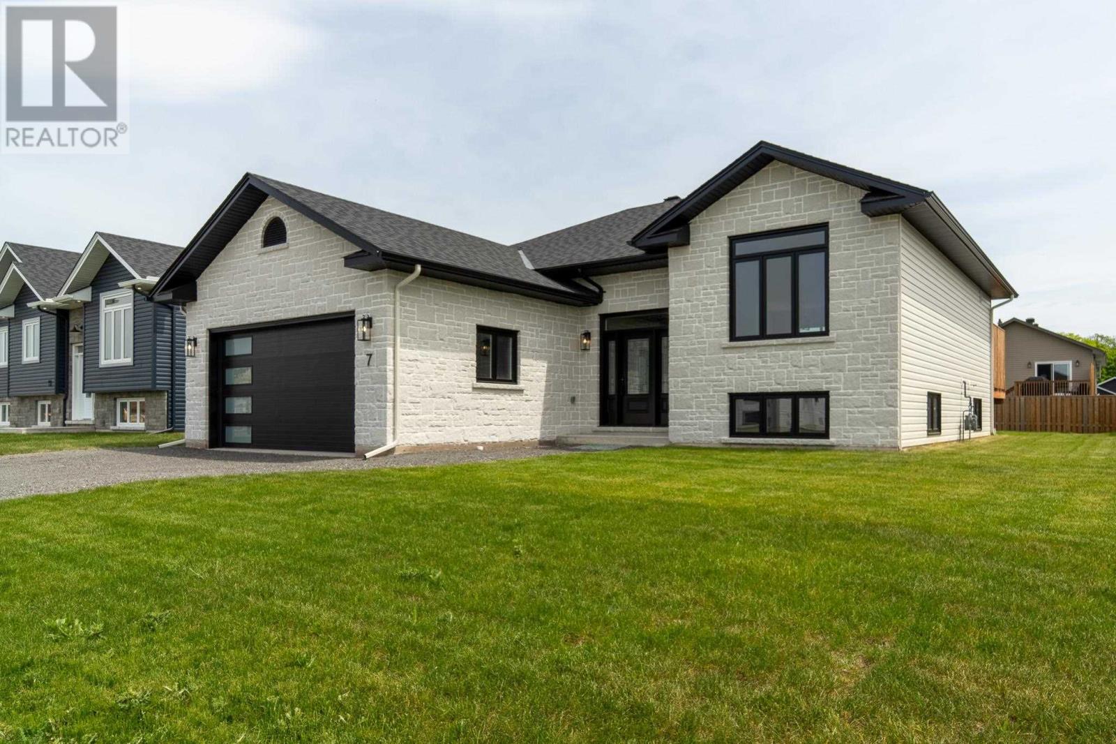 7 Noah Dr Property Photo 2