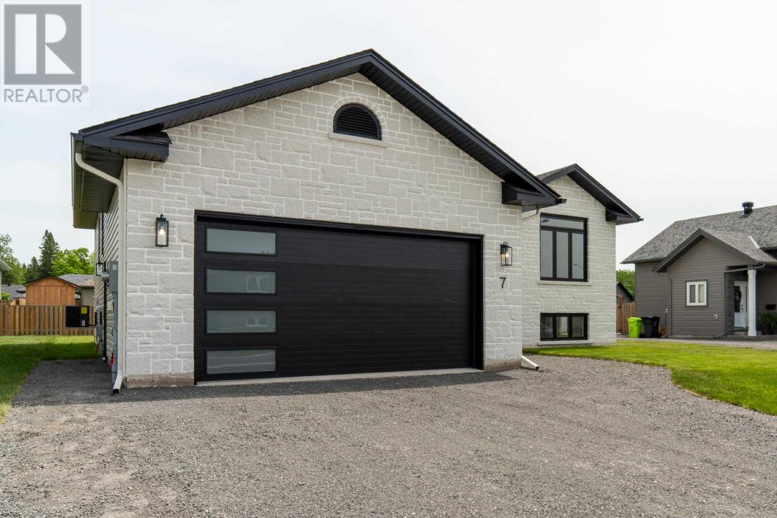 7 Noah Dr Property Photo 3