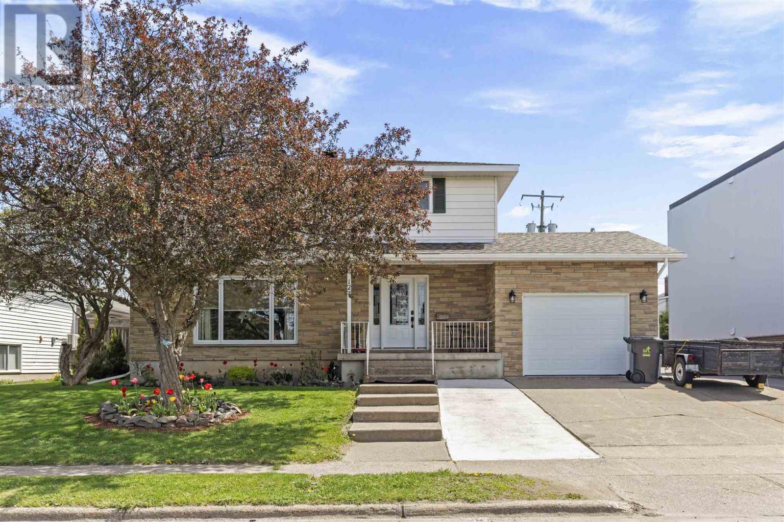 12 Huntington Pk Property Photo 2