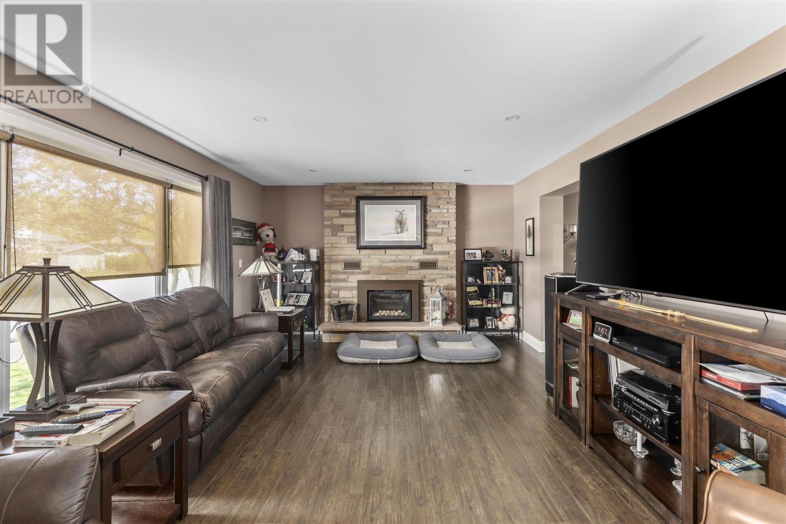 12 Huntington Pk Property Photo 5