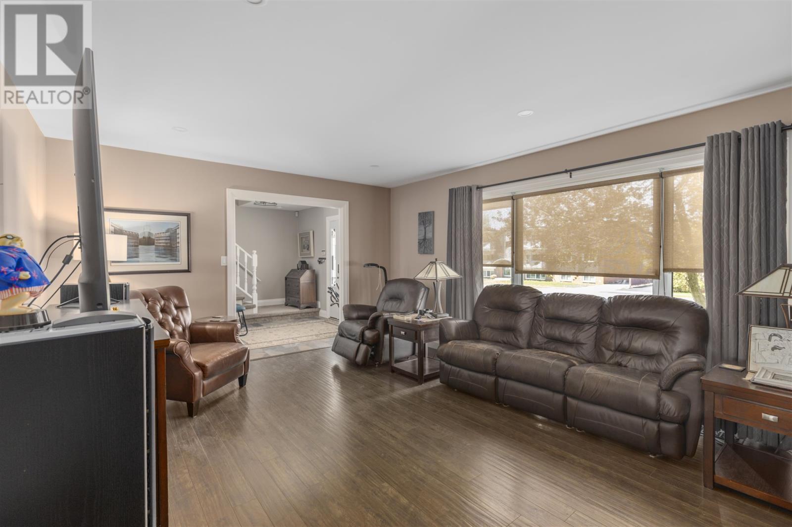 12 Huntington Pk Property Photo 6