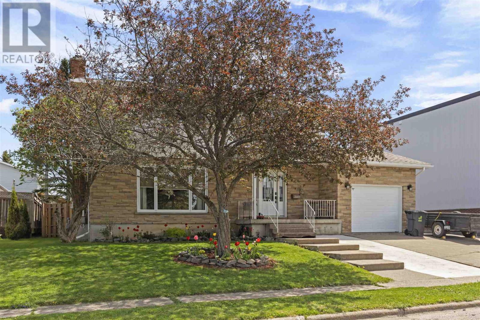 12 Huntington Pk Property Photo 45