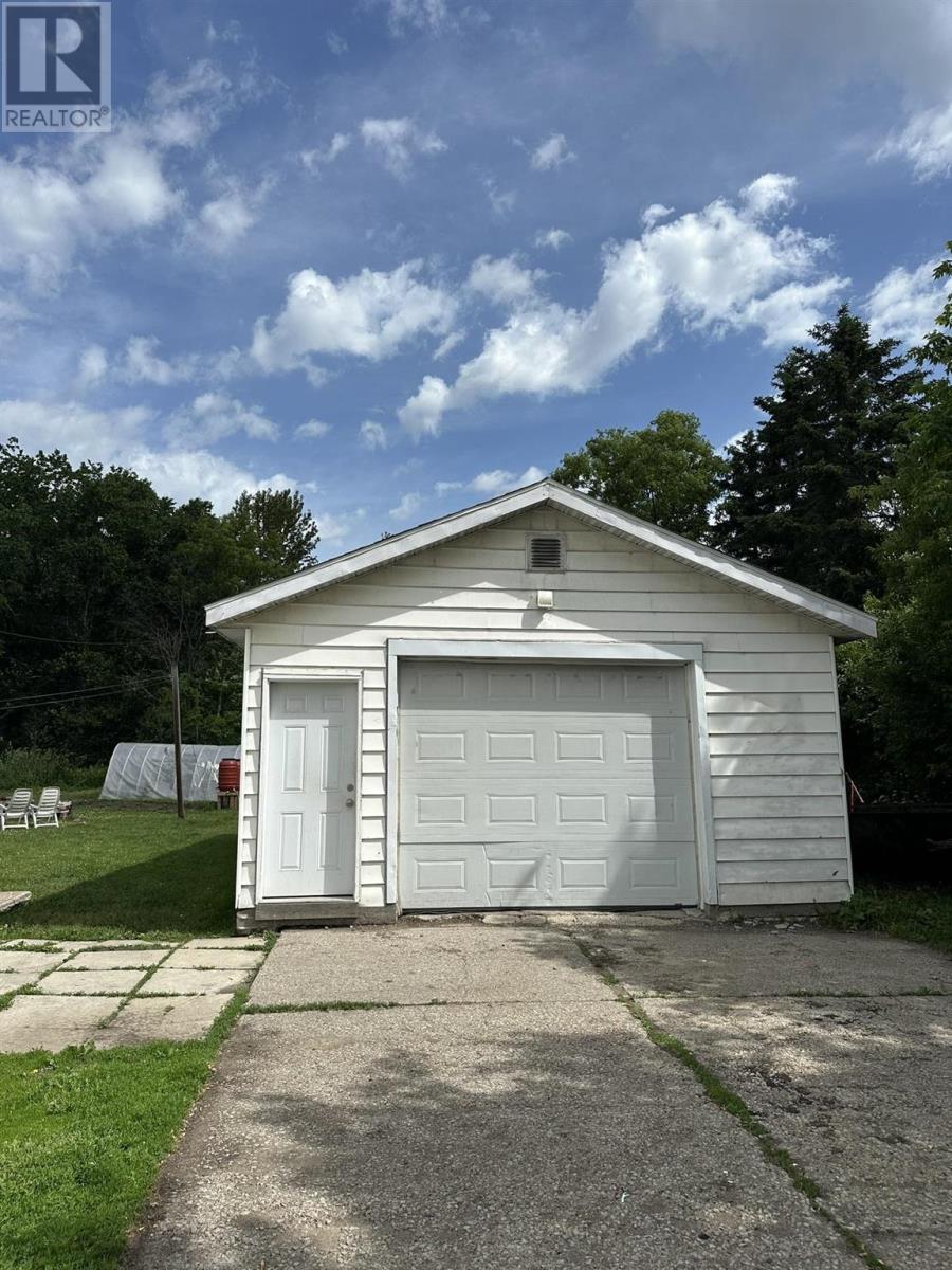 776 Second Line W Property Photo 3