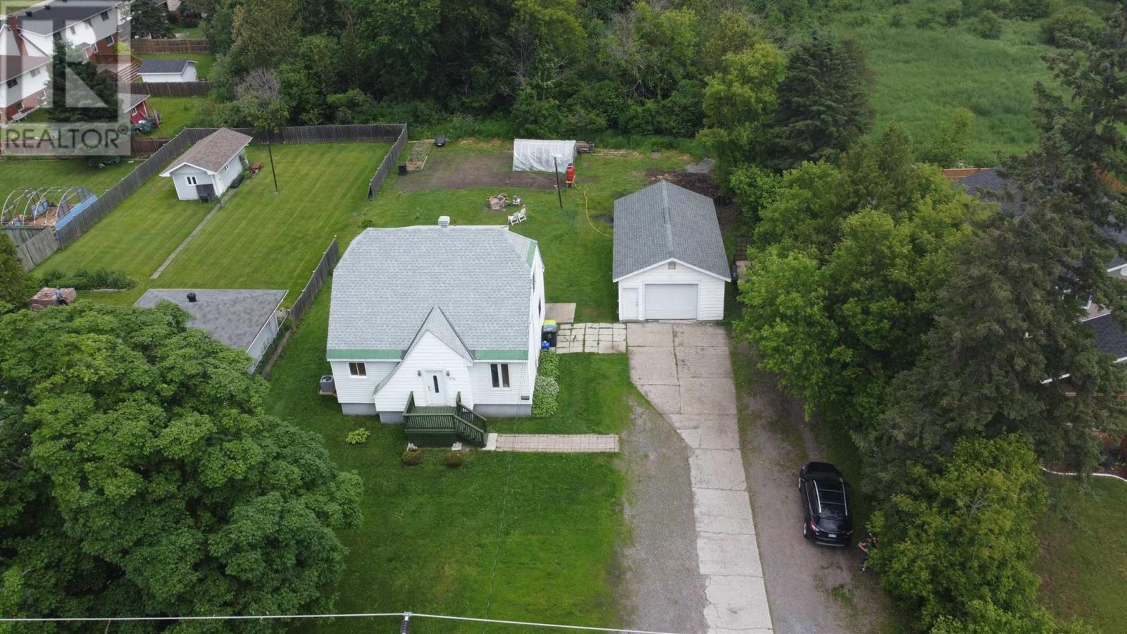 776 Second Line W Property Photo 8