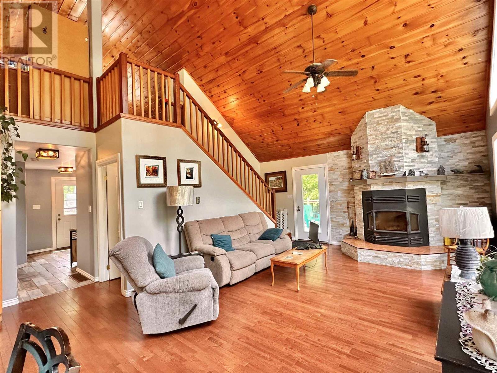 884 Dunlop Shores Rd Property Photo 10