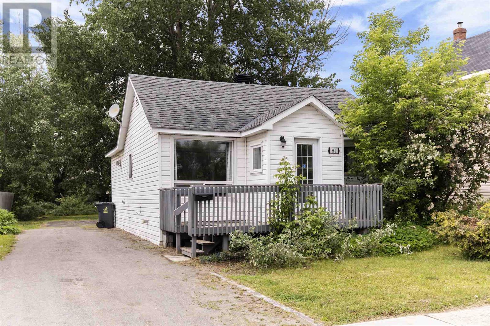 561 Wellington ST W Property Photo 1