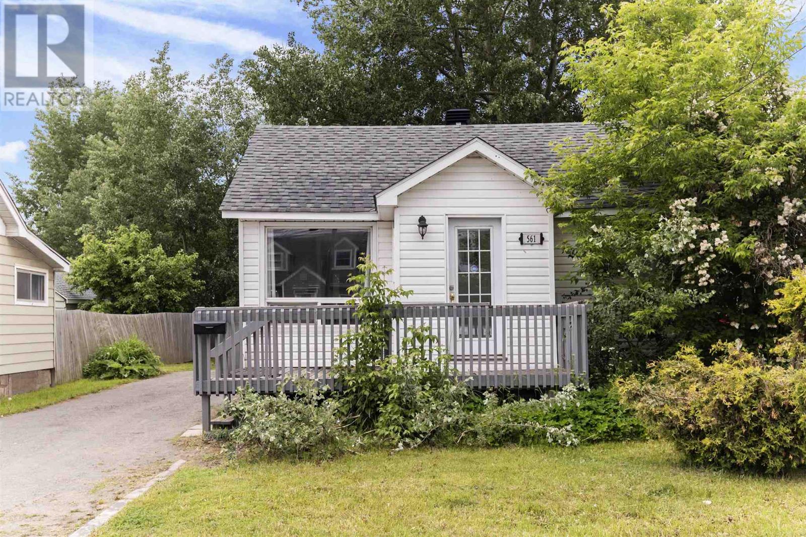 561 Wellington St W Property Photo 2