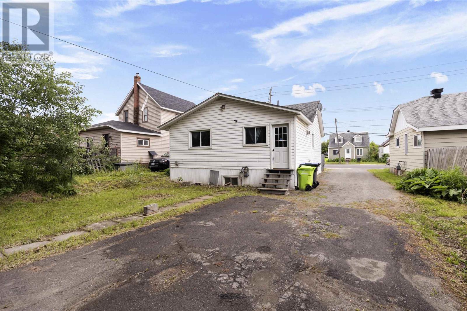 561 Wellington St W Property Photo 3