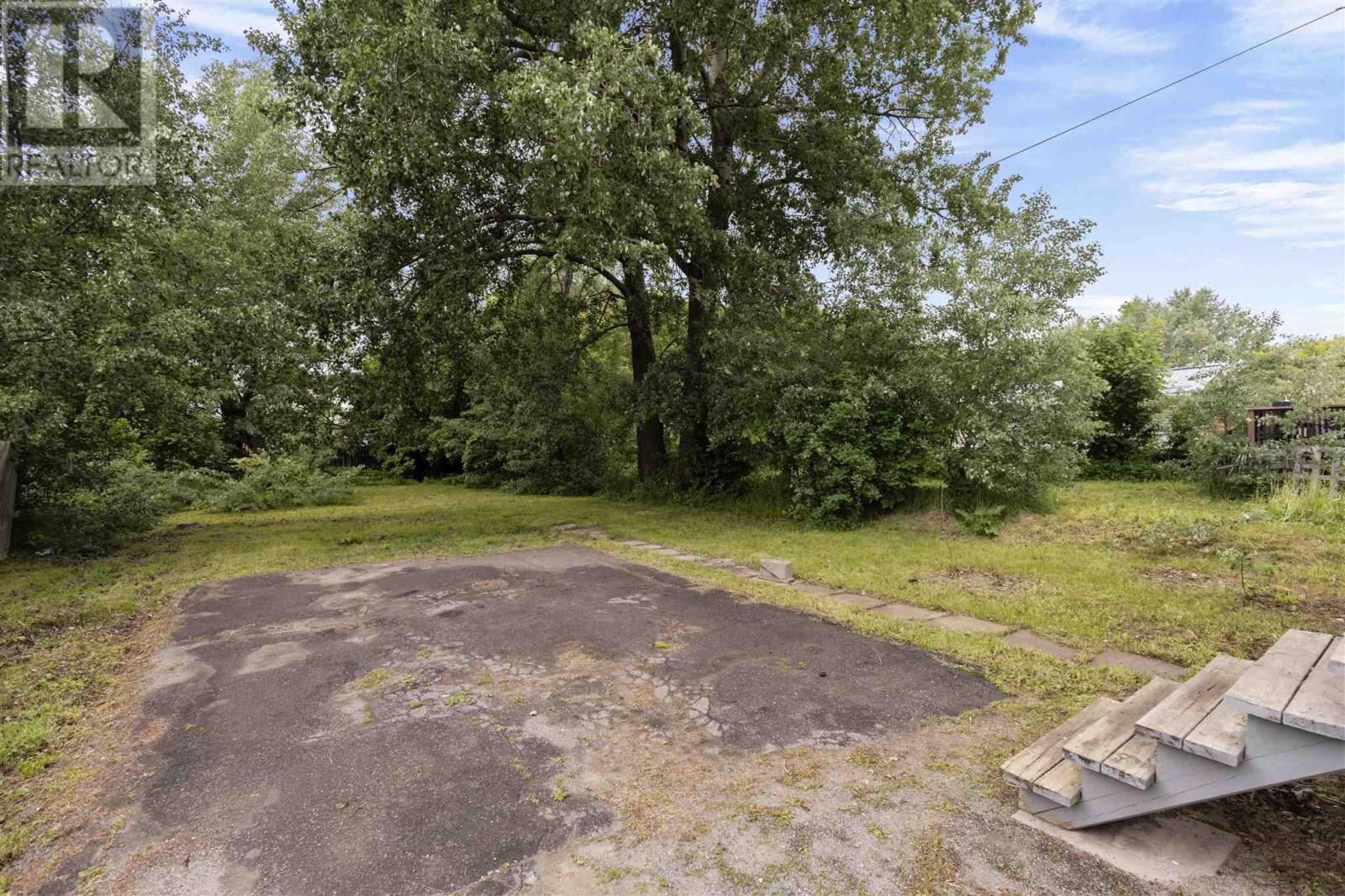 561 Wellington St W Property Photo 4