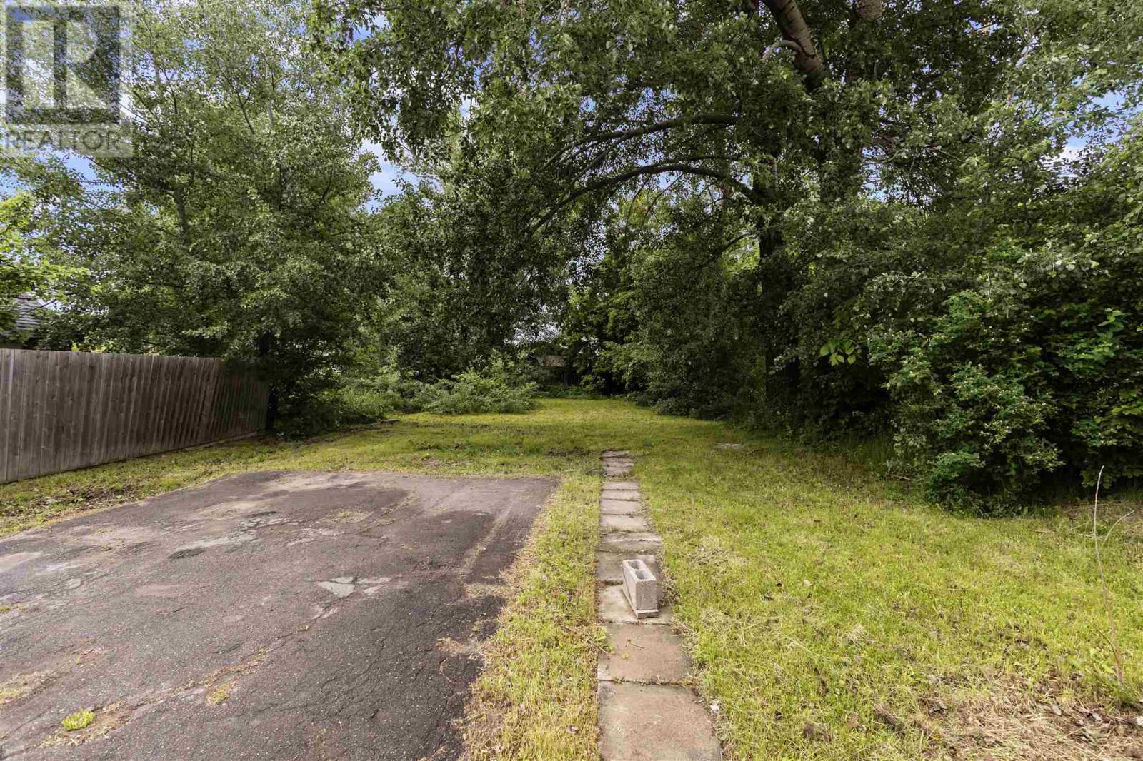 561 Wellington St W Property Photo 5