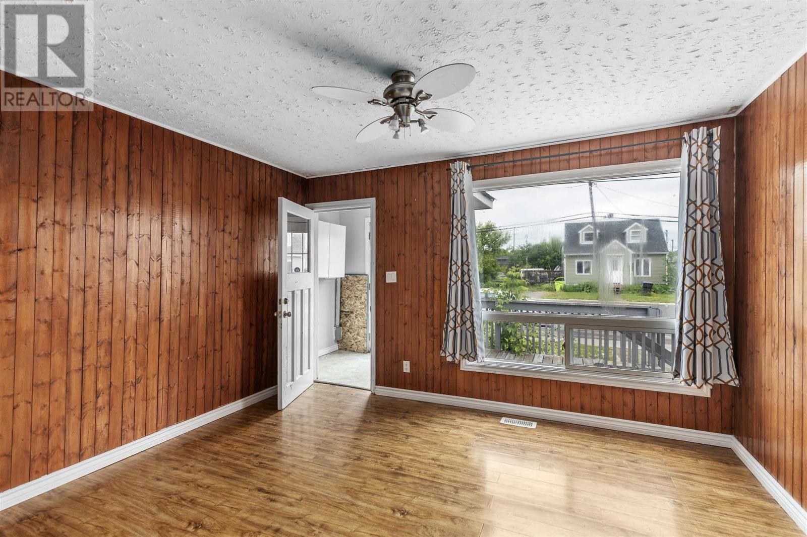 561 Wellington St W Property Photo 7