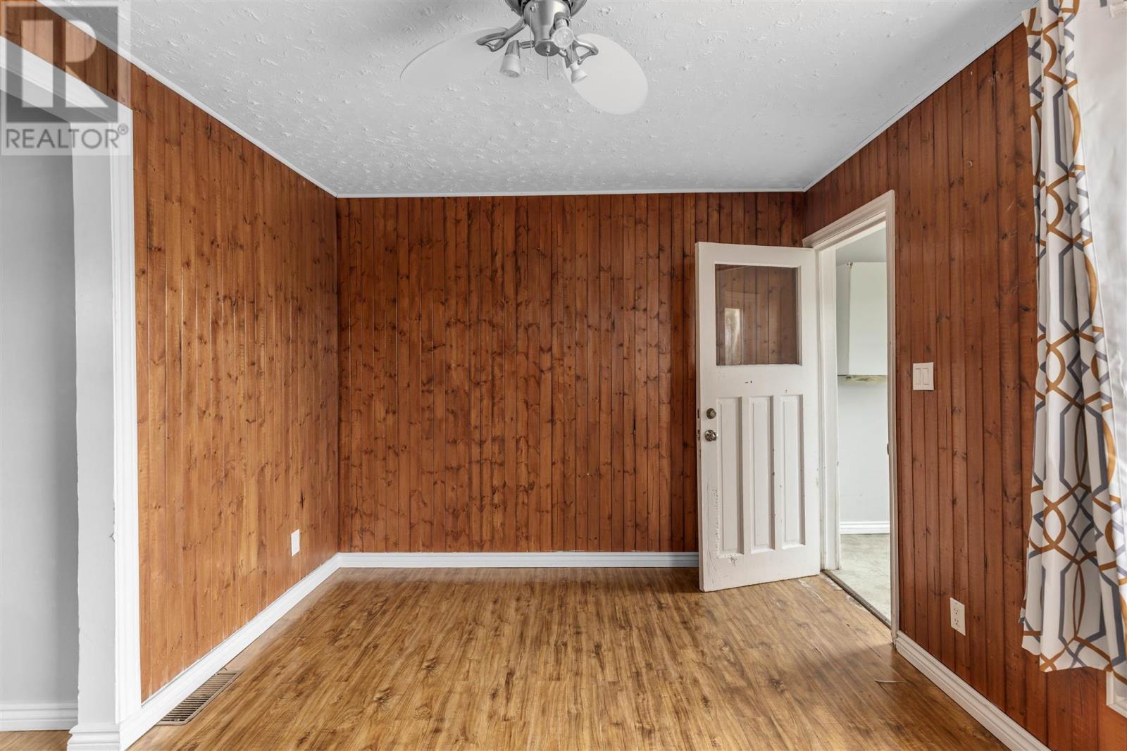 561 Wellington St W Property Photo 8