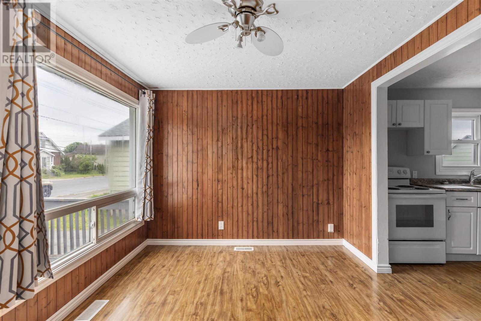 561 Wellington St W Property Photo 9