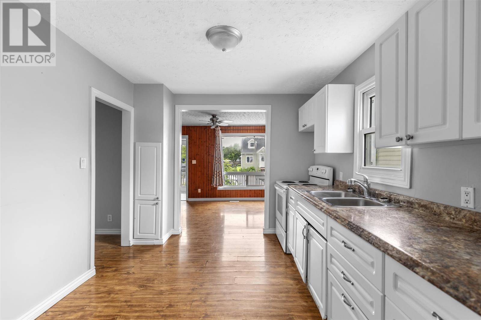 561 Wellington St W Property Photo 10