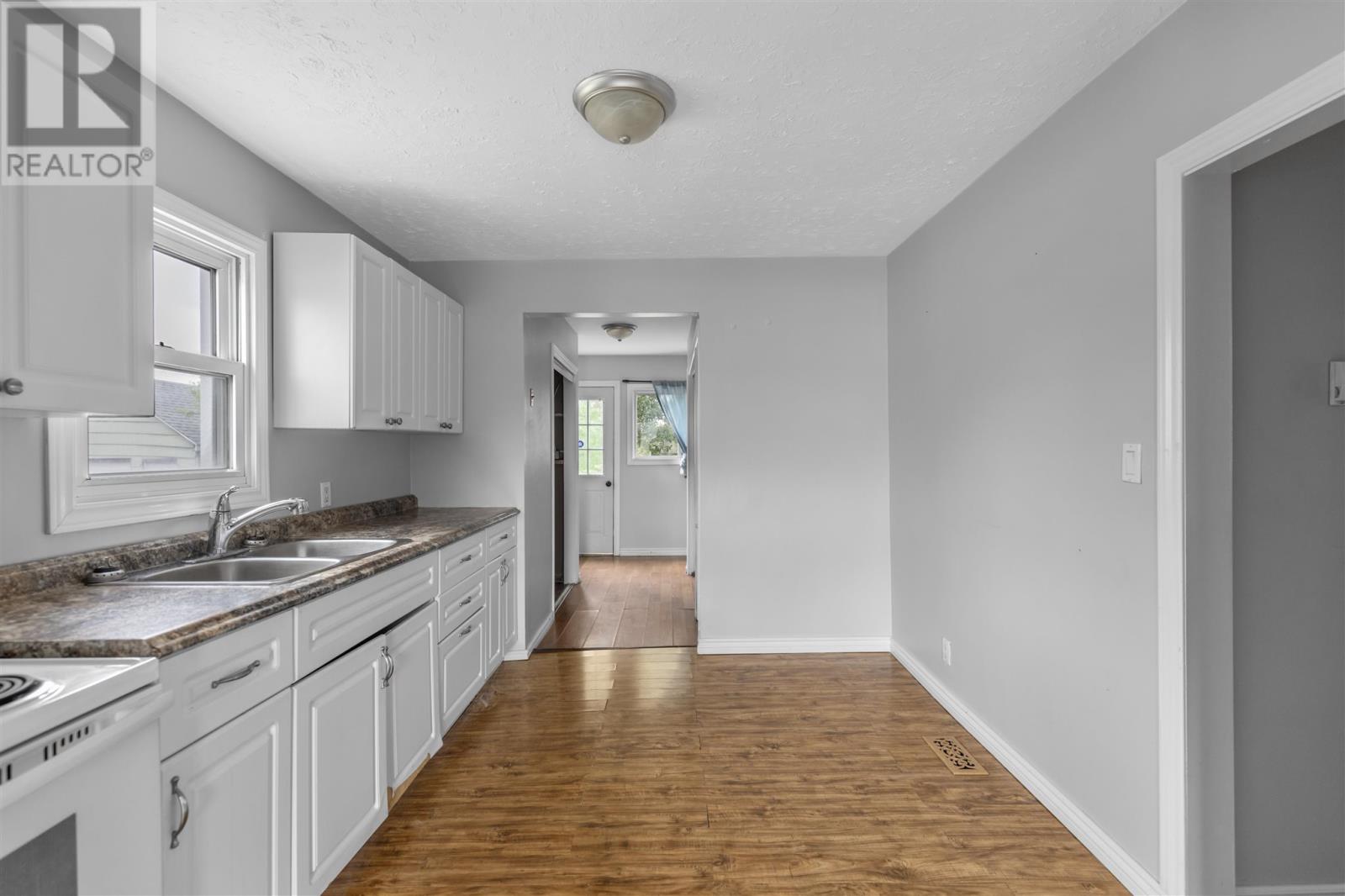 561 Wellington St W Property Photo 11