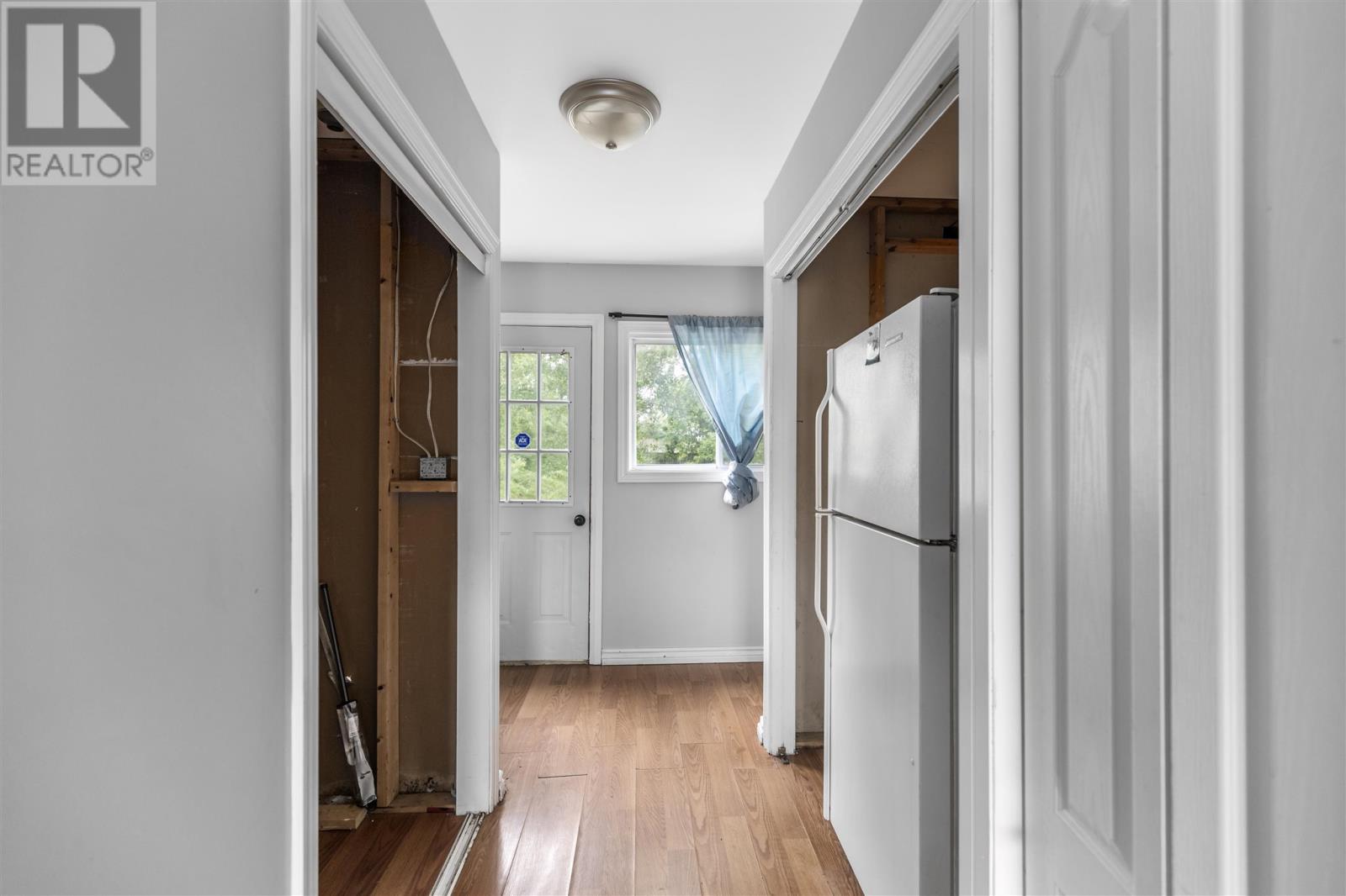 561 Wellington St W Property Photo 12