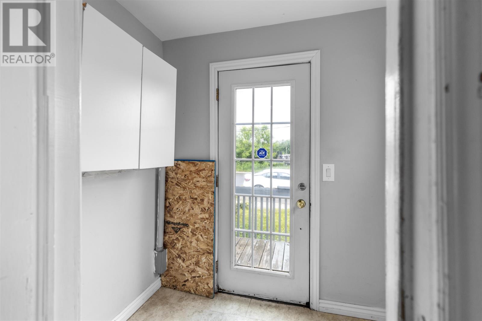 561 Wellington St W Property Photo 13