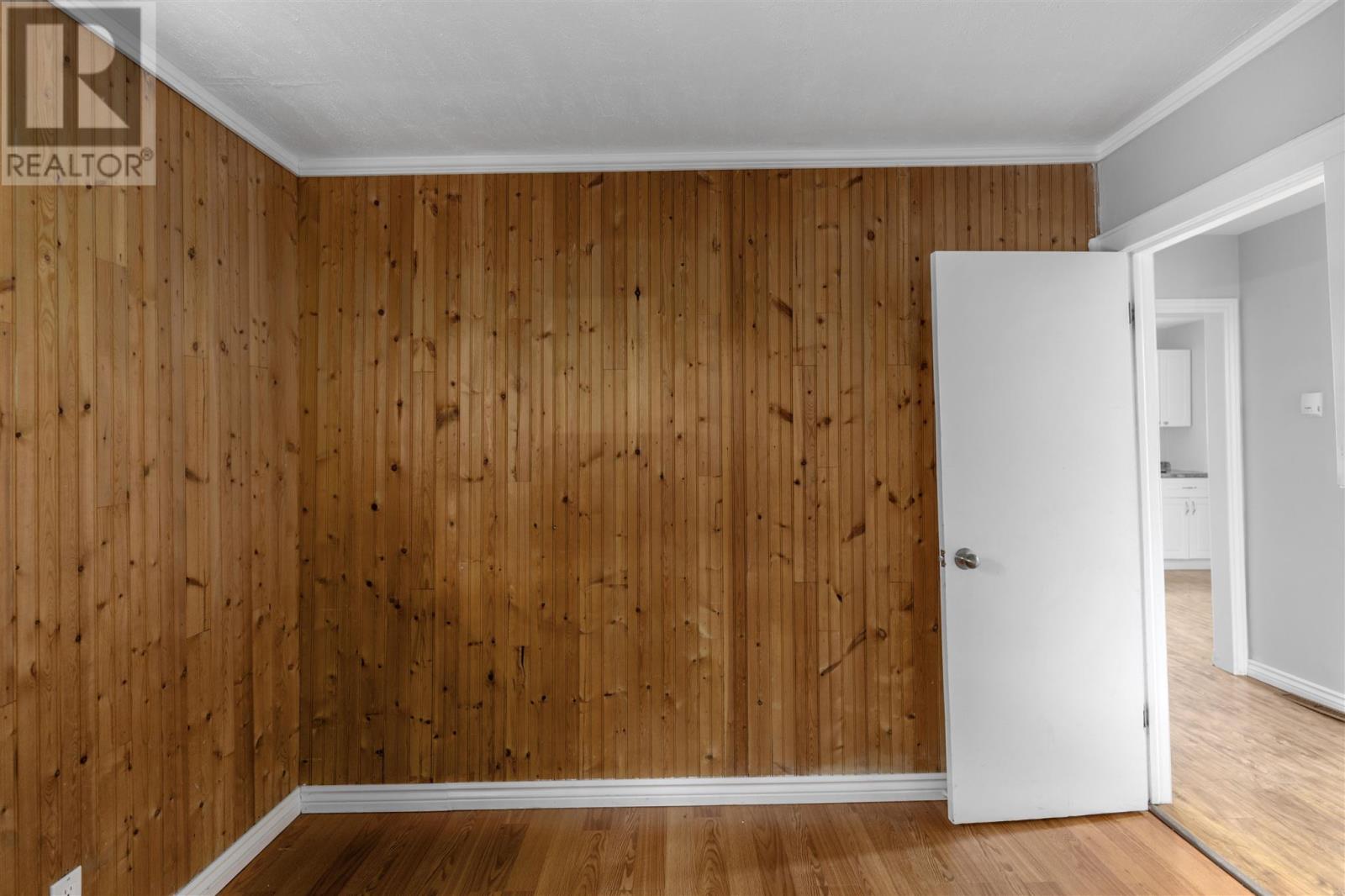 561 Wellington St W Property Photo 14