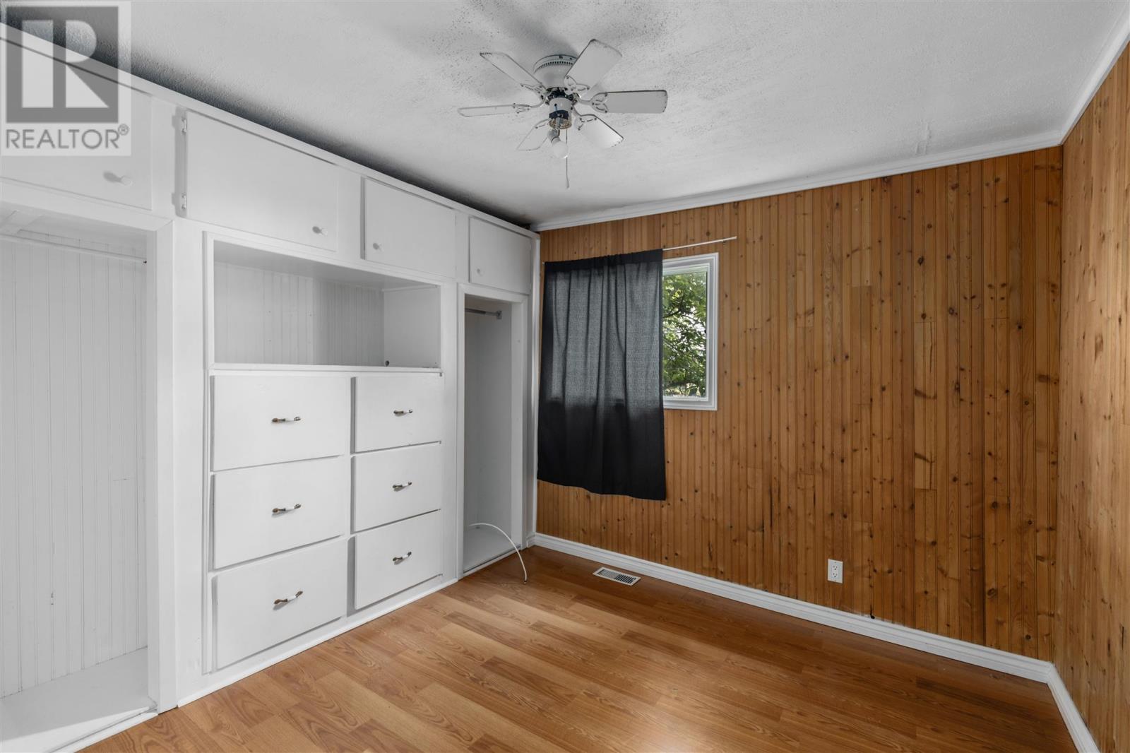 561 Wellington St W Property Photo 15