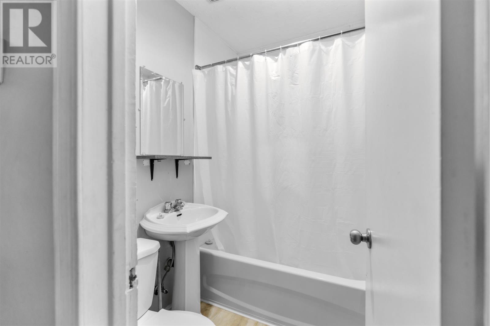 561 Wellington St W Property Photo 17