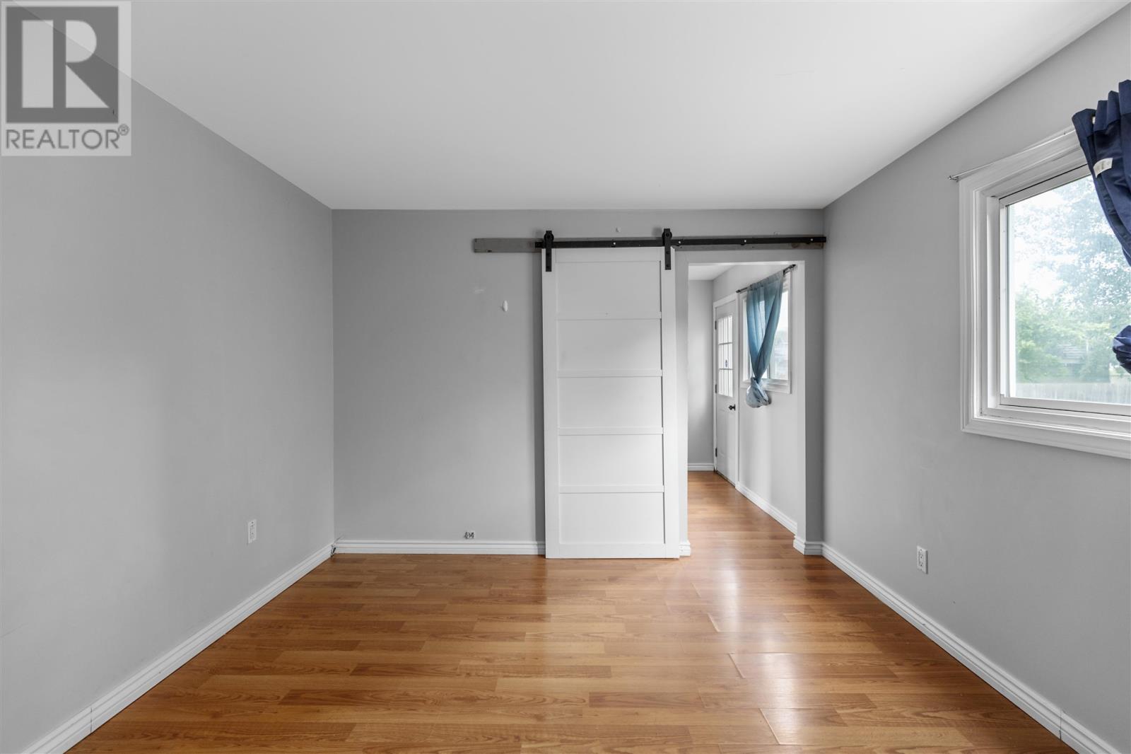 561 Wellington St W Property Photo 18