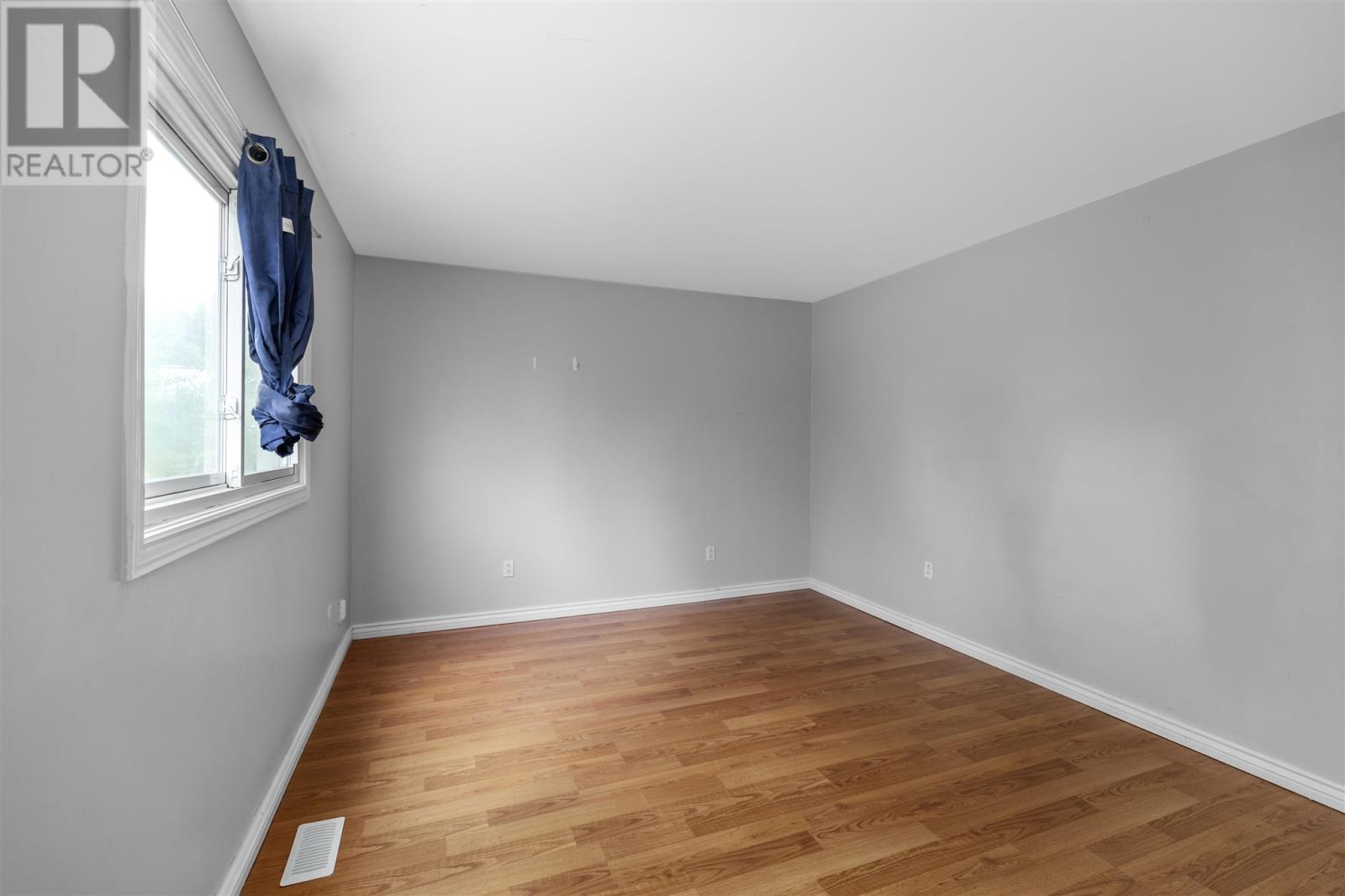 561 Wellington St W Property Photo 19