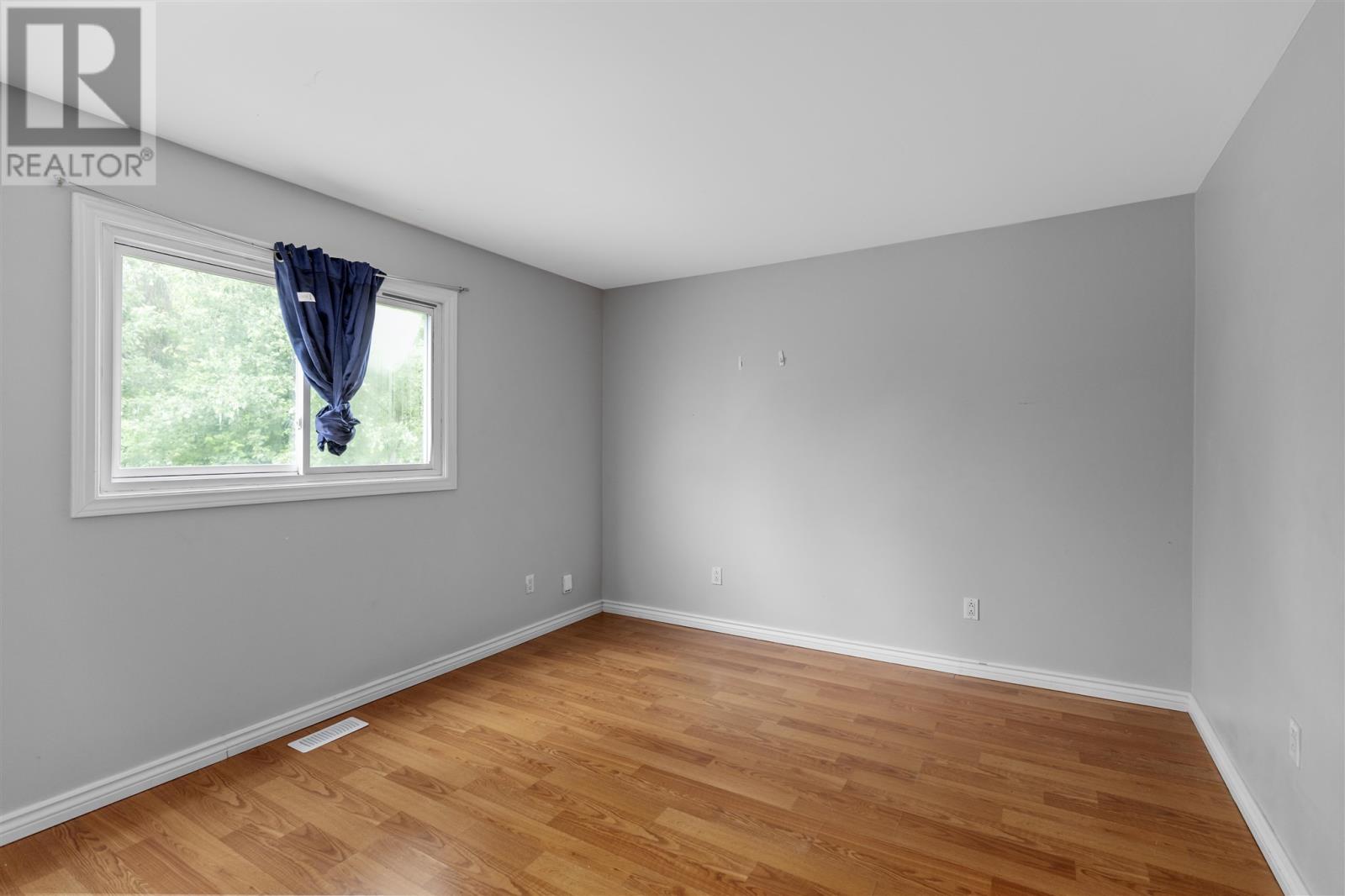 561 Wellington St W Property Photo 20