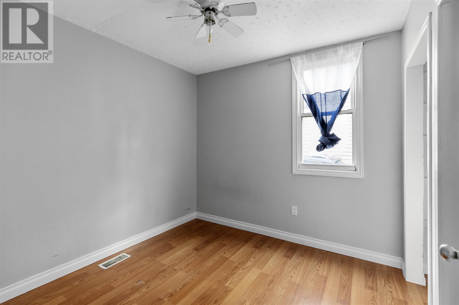 561 Wellington St W Property Photo 21