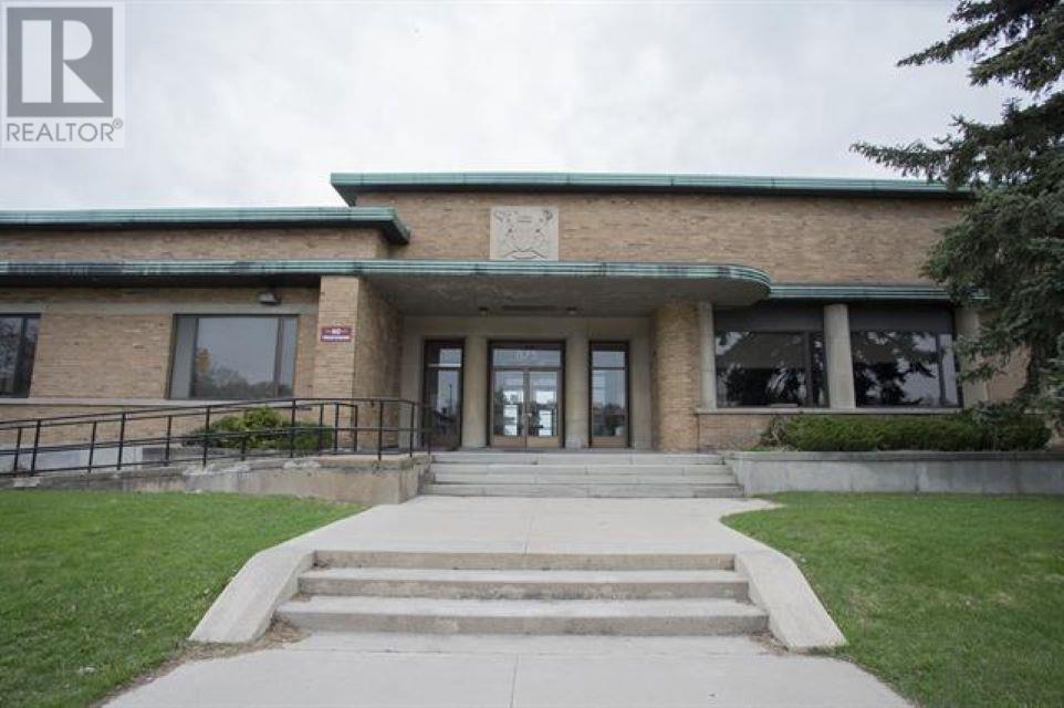 875 Queen St Property Photo 3