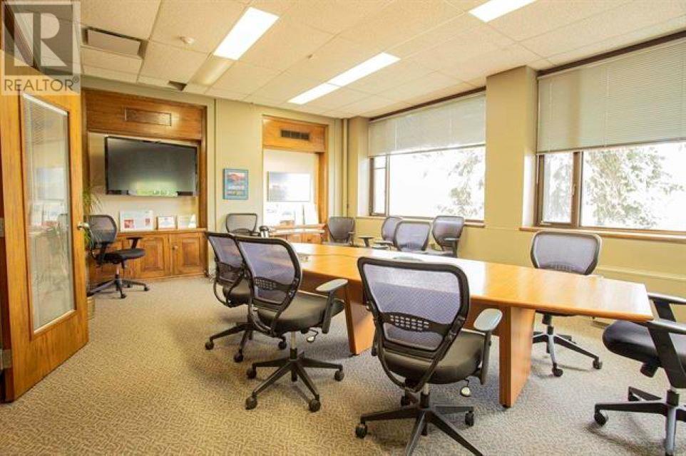 875 Queen St Property Photo 5